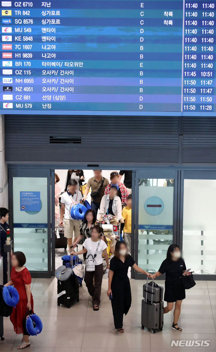 [인천공항=뉴시스] 김진아 기자 = 중국 정부가 한국 등 세계 78개국에 대한 자국민의 단체여행 허용을 발표하면서 내달 중추절과 국경절 황금연휴(9.29∼10.6)를 계기로 한국을 방문하는 유커들이 늘어 인천공항을 방문하는 여객 수는 더욱 증가할 것으로 기대되는 가운데 17일 오전 인천국제공항에서 중국발 항공기 등의 이용객이 입국장을 나오고 있다. 2023.08.17. bluesoda@newsis.com