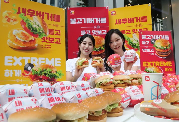 [서울=뉴시스] 17일 서울 롯데리아 선릉점에서 모델들이 새우 익스트림 레몬크림 버거를 소개하고 있다. 새우 익스트림 레몬크림 버거는 통새우살에 풍미 있는 레몬크림 소스를 접목시킨 버거다. (사진=롯데리아 제공) 2023.08.17. photo@newsis.com *재판매 및 DB 금지