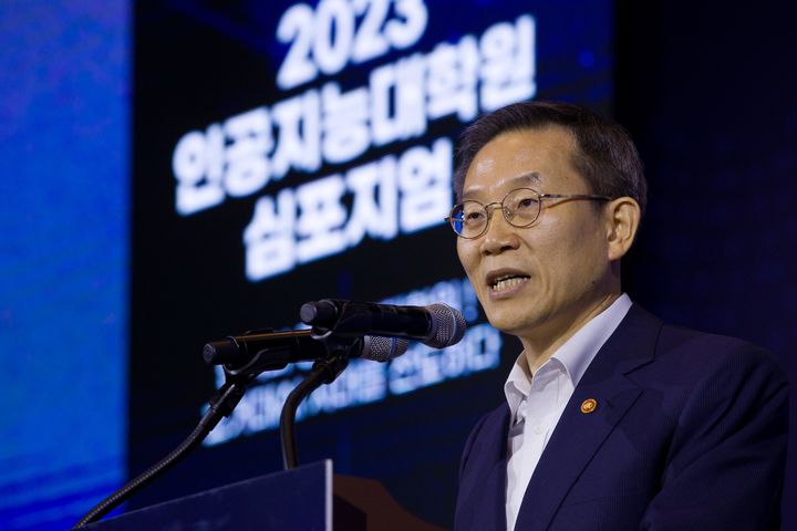 [서울=뉴시스] 이종호 과학기술정보통신부 장관이 지난 17일 서울 강남구 코엑스에서 열린 2023 인공지능대학원 심포지엄에 참석해 발언하고 있다. (사진=과학기술정보통신부 제공) 2023.08.17. photo@newsis.com *재판매 및 DB 금지