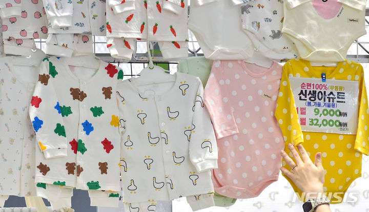 [대구=뉴시스] 어린이가 사용하는 제품은 동일한 제품일지라도 원단 색상에 따라 별도 시험을 실시해 인증을 받아야 한다. 사진은 지난 17일 대구 북구 엑스코에서 열린 '제37회 대구 베이비＆키즈 페어'를 찾은 관람객들이 유아용 의류를 살펴보고 있는 모습. (사진=뉴시스DB. 기사 내용과 직접관련이 없습니다.) photo@newsis.com
