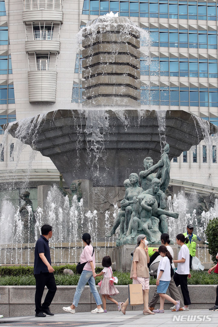 [서울=뉴시스] 고승민 기자 = 서울 중구 한국은행 앞 분수대 정비가 완료돼 1년 만인 지난 11일부터 재가동됐다. 17일 분수대에서 물이 힘차게 솟구치고 있다. 2023.08.17. kkssmm99@newsis.com