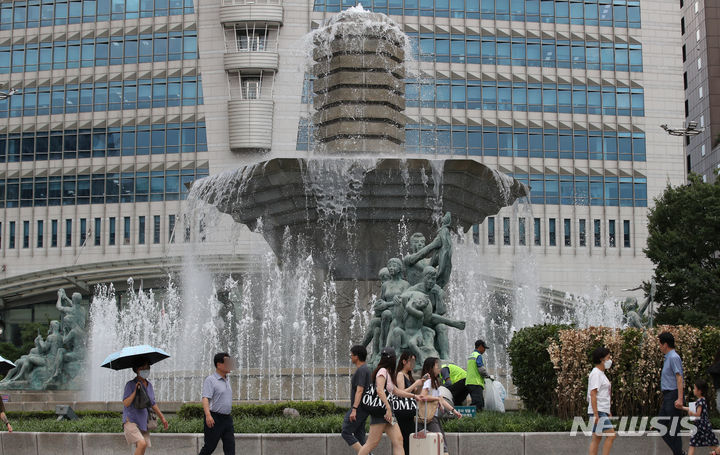 [서울=뉴시스] 고승민 기자 = 서울 중구 한국은행 앞 분수대 정비가 완료돼 1년 만인 지난 11일부터 재가동됐다. 17일 분수대에서 물이 힘차게 솟구치고 있다. 2023.08.17. kkssmm99@newsis.com