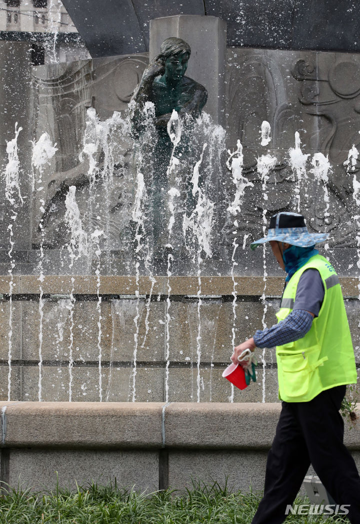 [서울=뉴시스] 고승민 기자 = 서울 중구 한국은행 앞 분수대 정비가 완료돼 1년 만인 지난 11일부터 재가동됐다. 17일 이곳을 지나던 시민 및 관광객들이 기념촬영을 하고 있다. 2023.08.17. kkssmm99@newsis.com