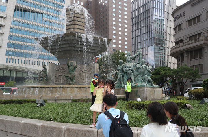 [서울=뉴시스] 고승민 기자 = 서울 중구 한국은행 앞 분수대 정비가 완료돼 1년 만인 지난 11일부터 재가동됐다. 17일 이곳을 지나던 시민 및 관광객들이 기념촬영을 하고 있다. 2023.08.17. kkssmm99@newsis.com