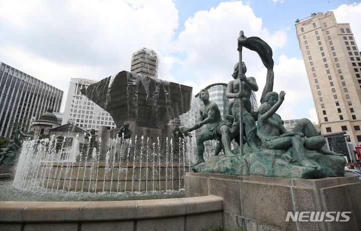 [서울=뉴시스] 고승민 기자 = 서울 중구 한국은행 앞 분수대 정비가 완료돼 1년 만인 지난 11일부터 재가동됐다. 17일 분수대에서 물이 힘차게 솟구치고 있다. 2023.08.17. kkssmm99@newsis.com