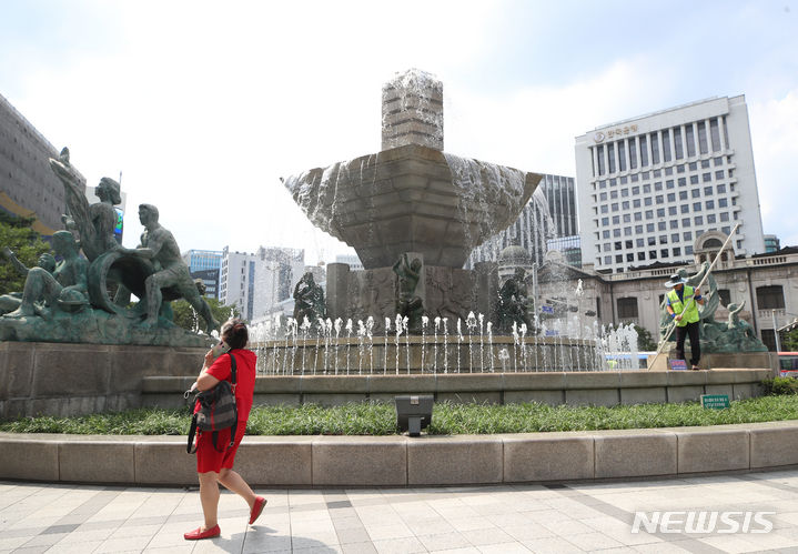 [서울=뉴시스] 고승민 기자 = 서울 중구 한국은행 앞 분수대 정비가 완료돼 1년 만인 지난 11일부터 재가동됐다. 17일 분수대에서 물이 힘차게 솟구치고 있다. 2023.08.17. kkssmm99@newsis.com