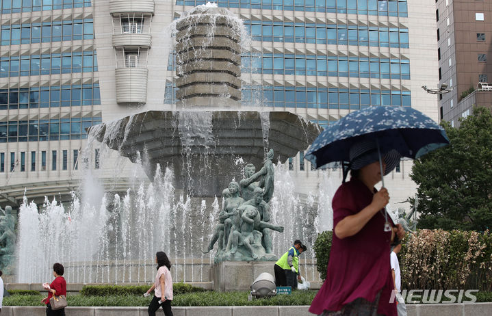[서울=뉴시스] 고승민 기자 = 서울 중구 한국은행 앞 분수대 정비가 완료돼 1년 만인 지난 11일부터 재가동됐다. 17일 분수대에서 물이 힘차게 솟구치고 있다. 2023.08.17. kkssmm99@newsis.com