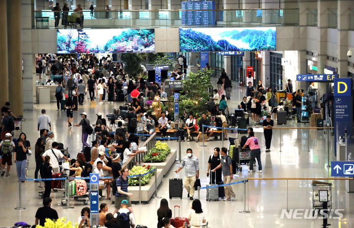 [인천공항=뉴시스] 김진아 기자 = 인천공항공사는 17일 올 하계 성수기 기간(7.25~8.15) 인천공항을 이용하는 여객수가 코로나19이전과 비교해 85%까지 회복됐다고 전했다. 17일 인천국제공항에서 입국장이 이용객들로 붐비고 있다. 2023.08.17. bluesoda@newsis.com