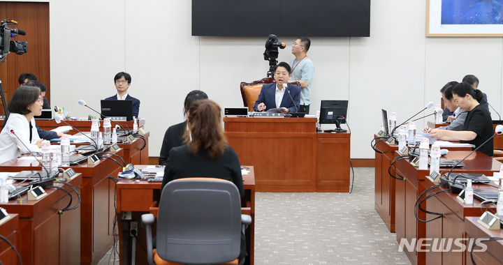 [서울=뉴시스] 이영환 기자 = 김영호 국회 교육위원회 법안심사소위원장이 17일 오후 서울 여의도 국회에서 열린 법안심사소위원회에서 발언을 하고 있다.이날 진행된 법안심사소위원회에서는 교원의 지위 향상 및 보육활동 보호를 위한 특별법 일부개정법률안과 초·중등교육법 일부개정법률안 등을 논의한다. 2023.08.17. 20hwan@newsis.com