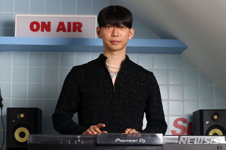 [서울=뉴시스] 김선웅 기자 = 콘텐츠 크리에이터 백란이 17일 서울 마포구 순이엔티에서 뉴시스와 인터뷰를 갖고 사진촬영을 하고 있다. 2023.08.17. mangusta@newsis.com