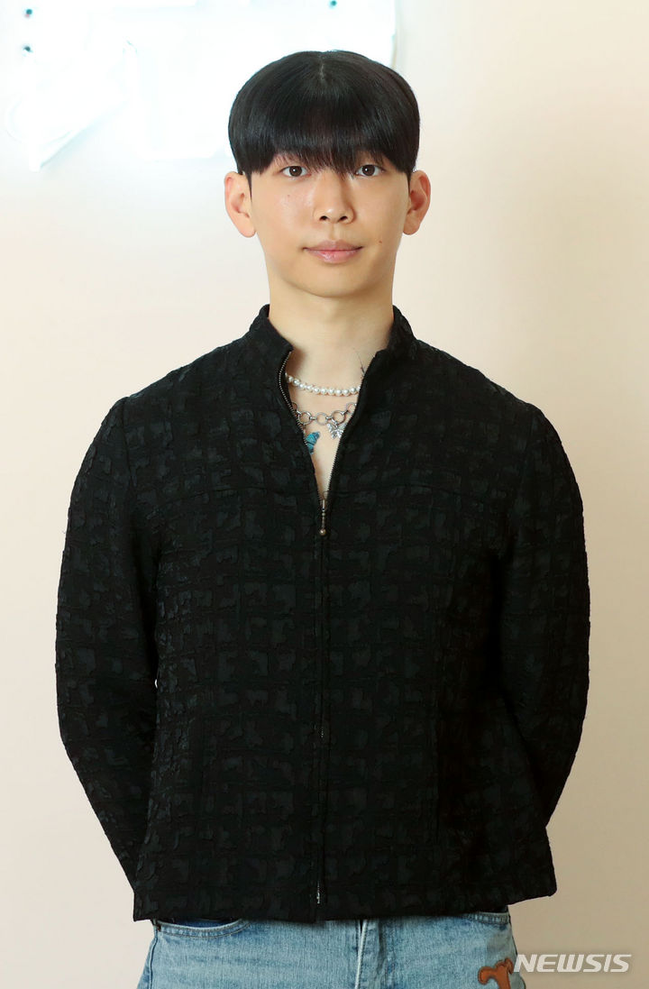 [서울=뉴시스] 김선웅 기자 = 콘텐츠 크리에이터 백란이 17일 서울 마포구 순이엔티에서 뉴시스와 인터뷰를 갖고 사진촬영을 하고 있다. 2023.08.17. mangusta@newsis.com