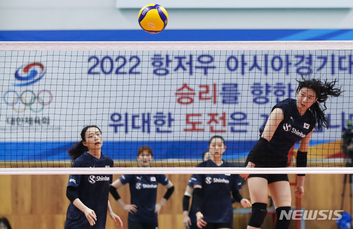 [진천=뉴시스] 정병혁 기자 = 한국 여자배구 국가대표팀 강소휘가 17일 충북 진천군 진천국가대표선수촌 배구장에서 훈련을 하고 있다. 2023.08.17. jhope@newsis.com