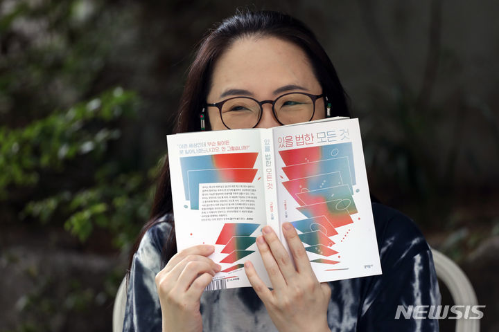 [서울=뉴시스] 박진희 기자 = 구병모 작가가 지난 17일 서울 마포구 한 카페에서 인터뷰에 앞서 사진 촬영을 하고 있다. 구 작가는 최근 소설 '있을 법한 모든 것'을 출간했다. 2023.08.19. pak7130@newsis.com