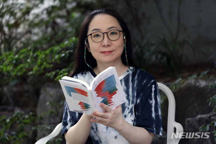 [서울=뉴시스] 박진희 기자 = 구병모 작가가 지난 17일 서울 마포구 한 카페에서 인터뷰에 앞서 사진 촬영을 하고 있다. 구 작가는 최근 소설 '있을 법한 모든 것'을 출간했다. 2023.08.19. pak7130@newsis.com