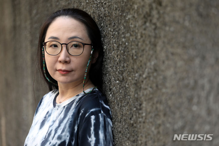 [서울=뉴시스] 박진희 기자 = 구병모 작가가 지난 17일 서울 마포구 한 카페에서 인터뷰에 앞서 사진 촬영을 하고 있다. 구 작가는 최근 소설 '있을 법한 모든 것'을 출간했다. 2023.08.19. pak7130@newsis.com