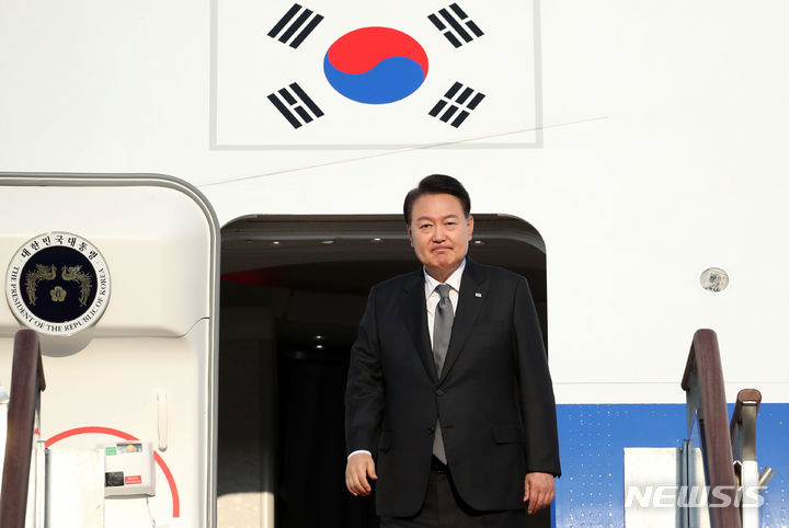 [성남=뉴시스] 전신 기자 = 한미일 정상회의를 위해 미국으로 출국하는 윤석열 대통령이 17일 경기도 성남 서울공항에 도착해 공군 1호기 탑승하고 있다. 2023.08.17. photo1006@newsis.com