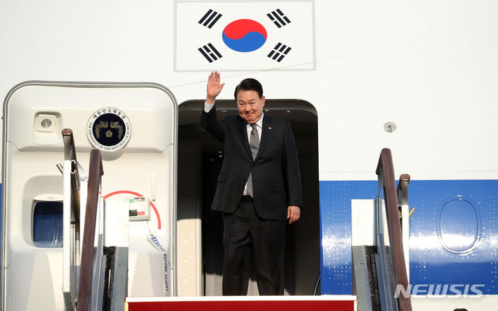 [성남=뉴시스] 전신 기자 = 한미일 정상회의를 위해 미국으로 출국하는 윤석열 대통령이 17일 경기도 성남 서울공항에 도착해 공군 1호기 탑승 전 손 흔들어 인사하고 있다. 2023.08.17. photo1006@newsis.com
