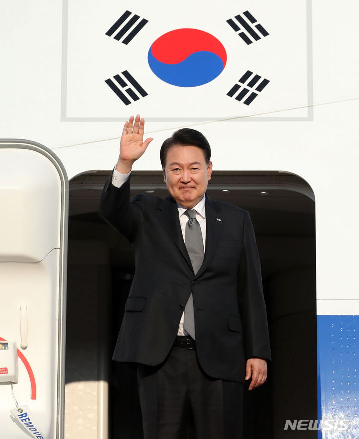 [성남=뉴시스] 전신 기자 = 한미일 정상회의를 위해 미국으로 출국하는 윤석열 대통령이 17일 경기도 성남 서울공항에 도착해 공군 1호기 탑승 전 손 흔들어 인사하고 있다. 2023.08.17. photo1006@newsis.com