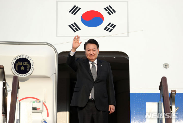 [성남=뉴시스] 전신 기자 = 한미일 정상회의를 위해 미국으로 출국하는 윤석열 대통령이 17일 경기도 성남 서울공항에 도착해 공군 1호기 탑승 전 손 흔들어 인사하고 있다. 2023.08.17. photo1006@newsis.com