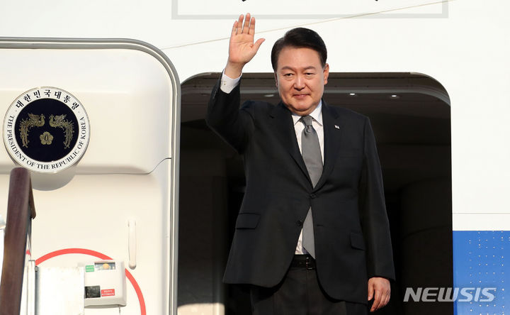 [성남=뉴시스] 전신 기자 = 한미일 정상회의를 위해 미국으로 출국하는 윤석열 대통령이 17일 경기도 성남 서울공항에 도착해 공군 1호기 탑승 전 손 흔들어 인사하고 있다. 2023.08.17. photo1006@newsis.com