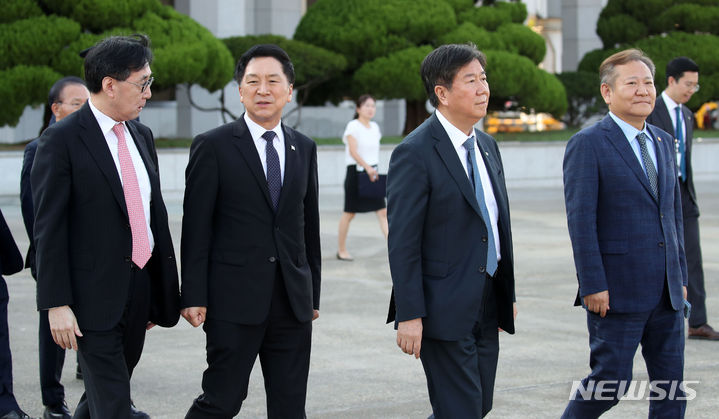 [성남=뉴시스] 전신 기자 = 김기현 국민의힘 대표, 김대기 대통령 비서실장, 이상민 행정안전부 장관, 장호진 외교부 제1차관 등이 17일 경기도 성남 서울공항에서 한미일 정상회의를 위해 미국으로 출국하는 윤석열 대통령을 환송하기 위해 이동하고 있다. 2023.08.17. photo1006@newsis.com