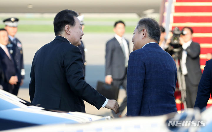 [성남=뉴시스] 전신 기자 = 한미일 정상회의를 위해 미국으로 출국하는 윤석열 대통령이 17일 경기도 성남 서울공항에 도착해 이상민 행안부 장관과 인사하고 있다. 2023.08.17. photo1006@newsis.com