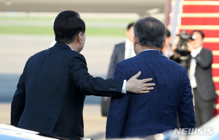 [성남=뉴시스] 전신 기자 = 한미일 정상회의를 위해 미국으로 출국하는 윤석열 대통령이 17일 경기도 성남 서울공항에 도착해 이상민 행안부 장관과 인사하고 있다. 2023.08.17. photo1006@newsis.com