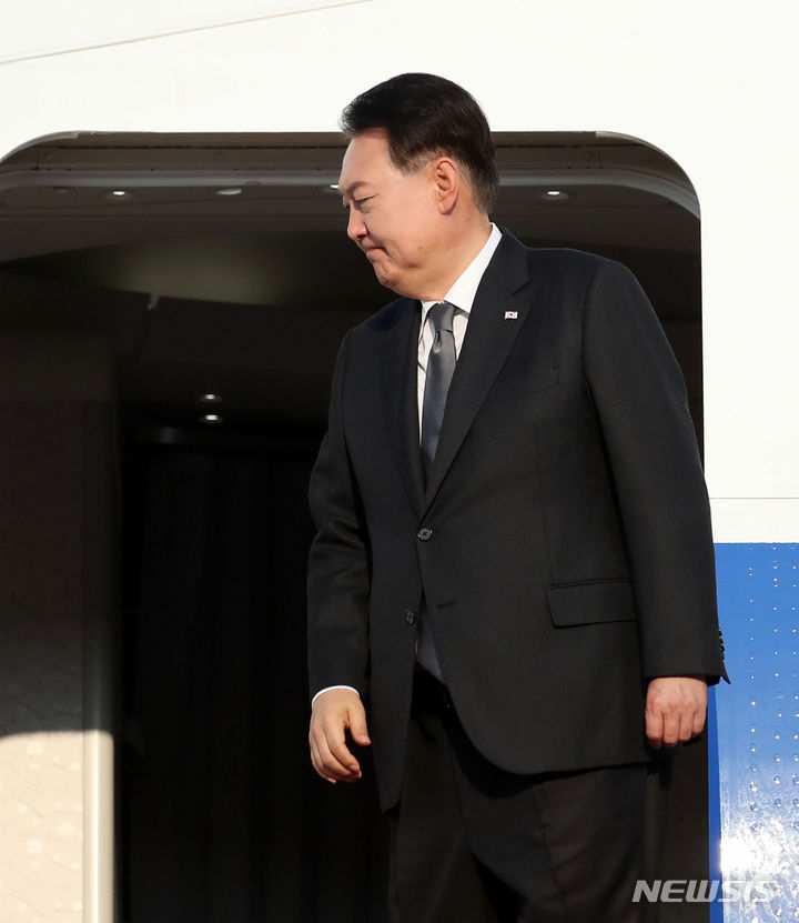 [성남=뉴시스] 전신 기자 = 한미일 정상회의를 위해 미국으로 출국하는 윤석열 대통령이 17일 경기도 성남 서울공항에 도착해 공군 1호기 탑승하고 있다. 2023.08.17. photo1006@newsis.com