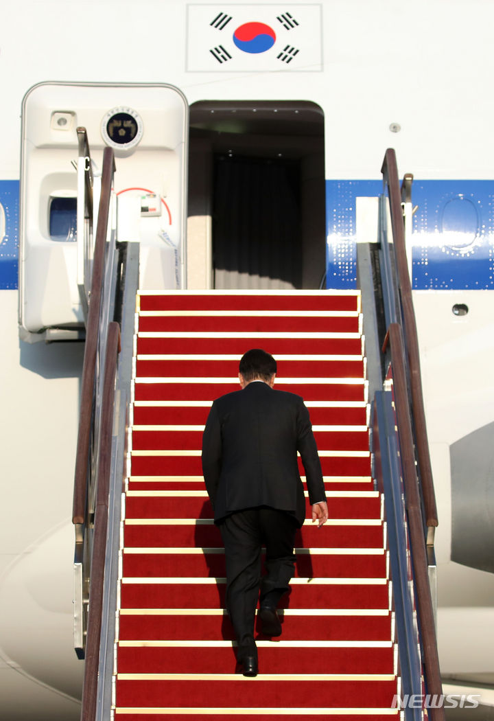 [성남=뉴시스] 전신 기자 = 한미일 정상회의를 위해 미국으로 출국하는 윤석열 대통령이 17일 경기도 성남 서울공항에 도착해 공군 1호기 탑승하고 있다. 2023.08.17. photo1006@newsis.com