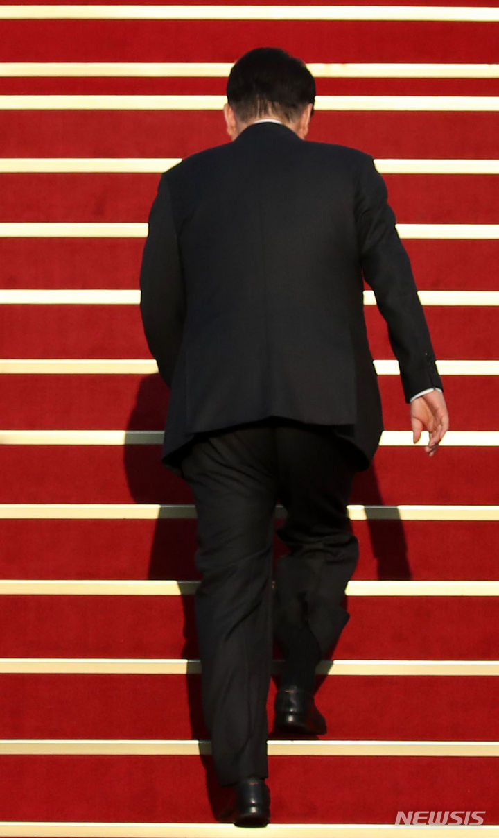 [성남=뉴시스] 전신 기자 = 한미일 정상회의를 위해 미국으로 출국하는 윤석열 대통령이 17일 경기도 성남 서울공항에 도착해 공군 1호기 탑승하고 있다. 2023.08.17. photo1006@newsis.com