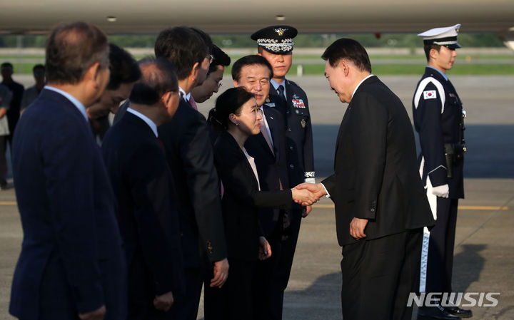 [성남=뉴시스] 전신 기자 = 한미일 정상회의를 위해 미국으로 출국하는 윤석열 대통령이 17일 경기도 성남 서울공항에 도착해 공군 1호기 탑승 전 환송인사들과 악수하고 있다. 2023.08.17. photo1006@newsis.com