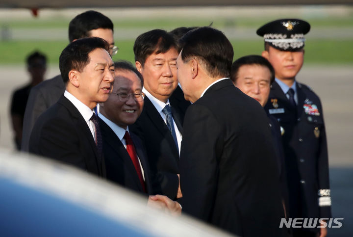 [성남=뉴시스] 전신 기자 = 한미일 정상회의를 위해 미국으로 출국하는 윤석열 대통령이 17일 경기도 성남 서울공항에 도착해 공군 1호기 탑승 전 김기현 국민의힘 대표와 악수하고 있다. 2023.08.17. photo1006@newsis.com