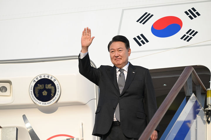 [성남=뉴시스] 한미일 정상회의를 위해 미국으로 출국하는 윤석열 대통령이 17일 경기도 성남 서울공항에 도착해 공군 1호기 탑승 전 손 흔들어 인사하고 있다. (사진=대통령실 제공) 2023.08.17. photo@newsis.com *재판매 및 DB 금지
