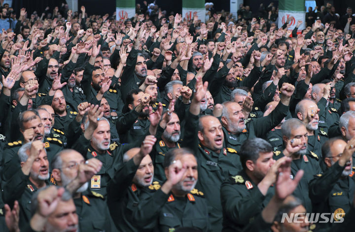 [테헤란=AP/뉴시스] 일나 혁명수비대(IRGC)는 16일(현지시간) 수니파 분리주의 무장단체 '자이시 알아들'의 파키스탄 본부 2곳을 미사일과 드론으로 파괴했다. 지난해 8월 테헤란에서 IRGC 각급 지휘관들이 아야톨라 알리 하메네이 최고 지도자의 연설을 들으며 구호를 외치고 있다. 2024.01.17.