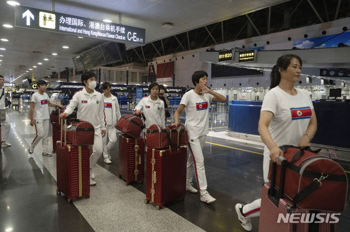 [베이징=AP/뉴시스] 18일 중국 베이징 공항에서 북한 국기가 찍힌 운동복을 입은 북한 여자 태권도 선수단이 카자흐스탄 아스타나행 항공기 탑승 수속을 하고 있다. 북한 태권도 선수단은 국제 태권도 대회 출전을 위해 중국을 거쳐 카자흐스탄 수도 아스타나로 이동 중인 것으로 알려졌다. 2023.08.18.
