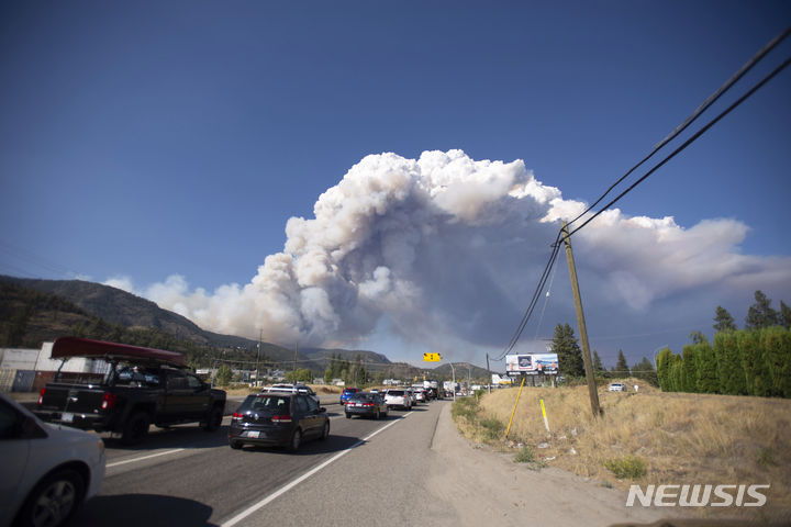 [웨스트뱅크=AP/뉴시스] 17일(현지시각) 캐나다 브리티시컬럼비아주 웨스트뱅크에서 맥더걸 크리크 산불 연기가 보인다. 산불이 빠르게 확산하면서 해당 지역 주민들에게 대피령이 내려졌으며 쥐스탱 트뤼도 총리는 장관·고위 관리들과 긴급회의를 소집했다. 2023.08.28.