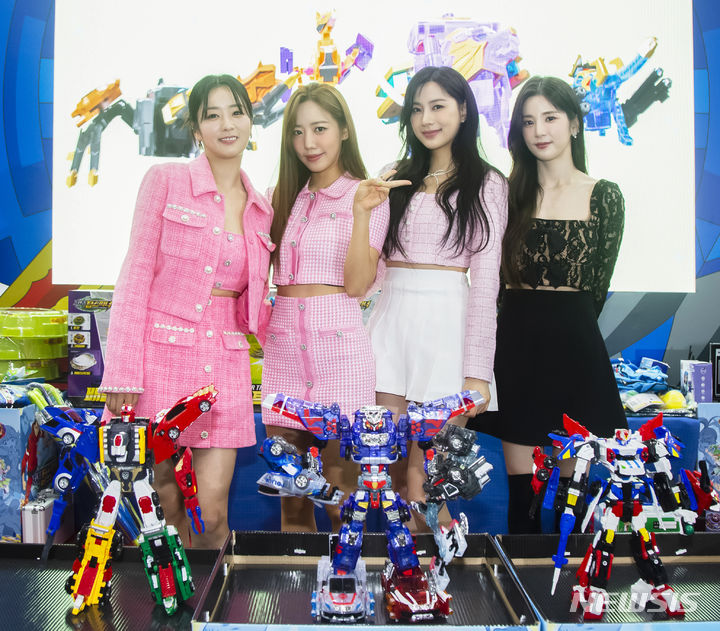 [서울=뉴시스] 걸그룹 에이핑크와 크리스탈 카봇. (사진=초이락컨텐츠컴퍼니 제공) 2023.08.18. photo@newsis.com