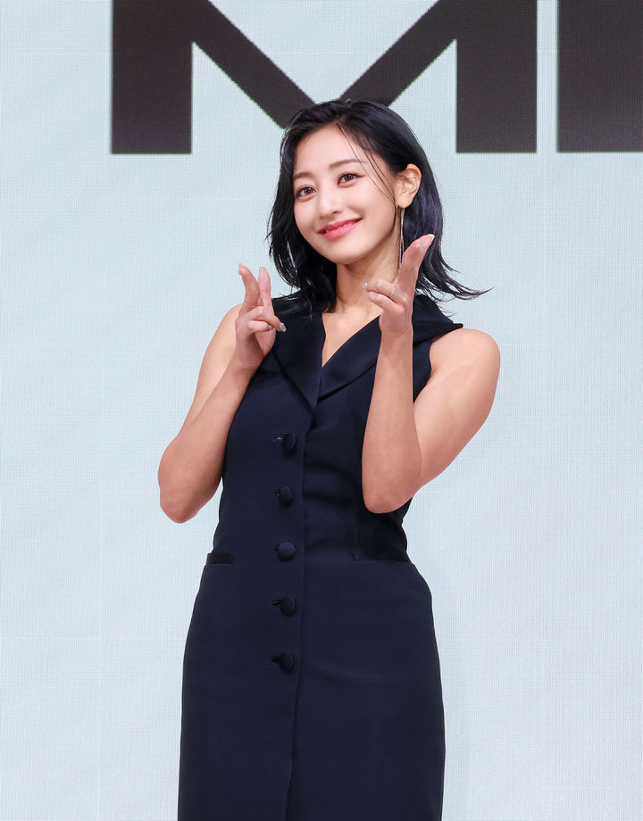 [서울=뉴시스] 그룹 '트와이스' 지효가 18일 서울 영등포구 페어몬트 앰배서더 서울에서 열린 첫 번째 미니 앨범 'ZONE' 쇼케이스에 참석해 포즈를 취하고 있다. 2023.08.18. (사진=JYP엔터테인먼트 제공) photo@newsis.com *재판매 및 DB 금지