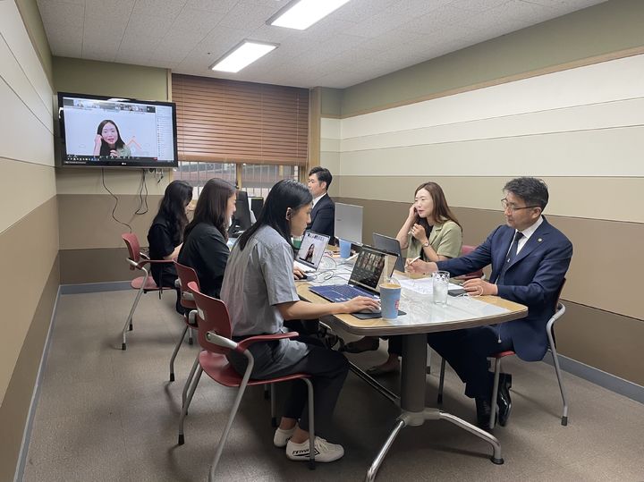 [부산=뉴시스] 17일 특수 현장에 대한 올바른 이해를 돕고자 '우리 아이, 즐거운 학교 가기' 세미나가 진행되고 있다. (사진=부산장애인종합복지관 제공) *재판매 및 DB 금지