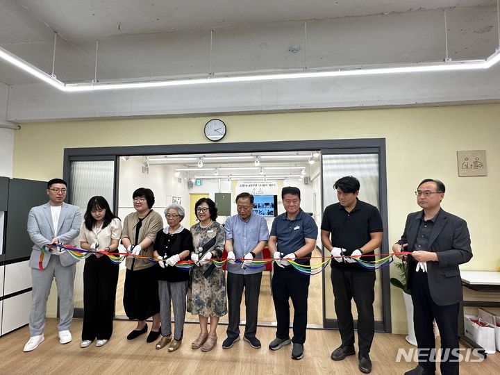 [성남=뉴시스] 가천대 실내건축학과 학생들이 은행1동 복지회관 지하1층을 개선해 주민들을 위한 다목적공간으로 조성했다