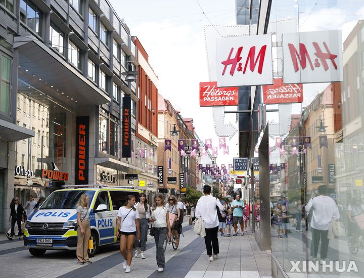 [스톡홀름=신화/뉴시스] 17일(현지시각) 스웨덴 스톡홀름에서 경찰차 한 대가 거리를 순찰하고 있다. 스웨덴 정부는 100% 친환경 정책에 따른 원자로 폐기를 일시 중지하고 원전 발전의 비율을 조정하고 있다고 11월 2일 발표했다.&nbsp; 2023. 11.03.