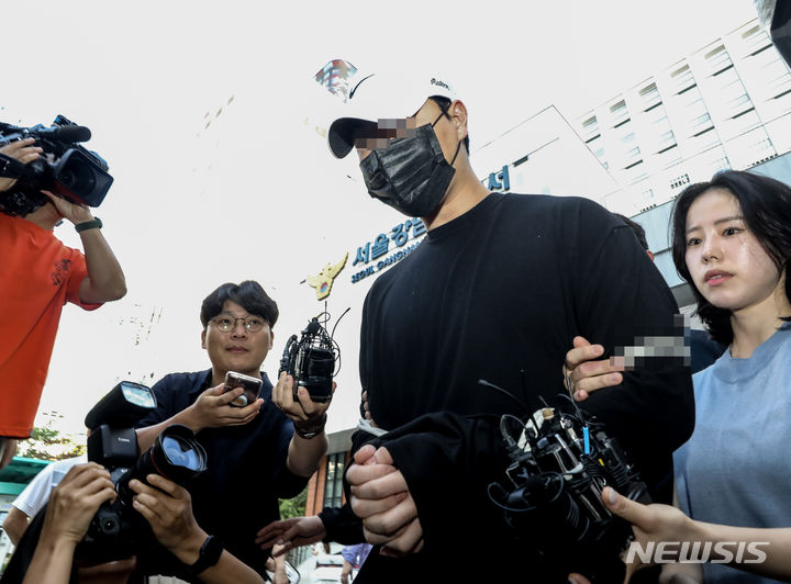 [서울=뉴시스] 김근수 기자 = 수면 마취 약물에 취해 운전 중 행인을 치어 사망케 한 혐의로 재판에 넘겨진 일명 '롤스로이스 남성'이 항소심에서 10년을 감형받았음에도 이에 불복해 상고를 제기했다. 사진은 20대 남성 신 모씨가 지난해 8월18일 오전 서울 강남구 강남경찰서에서 검찰로 송치되고 있는 모습. 2023.08.18. ks@newsis.com