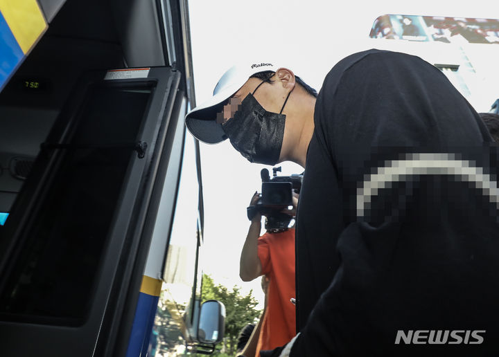 [서울=뉴시스] 김근수 기자 = 수면 마취 약물에 취해 운전 중 행인을 치어 사망하게 한 혐의로 징역 10년을 확정받은 일명 '롤스로이스 남성'이 마약류 상습 투약 혐의로 추가 기소된 사건 항소심에서 1심보다 적은 징역 1년을 선고받았다. 사진은 향정신성의약품을 투약한 채 롤스로이스 차량을 몰다 행인을 치어 중상을 입힌 20대 남성 신 모씨가 지난 2023년 8월 서울 강남구 강남경찰서에서 검찰로 송치되고 있는 모습. 2023.08.18. ks@newsis.com