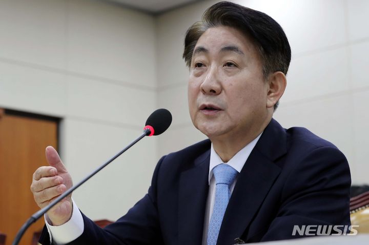 [서울=뉴시스] 전진환 기자 = 이동관 방송통신위원장 후보자가 18일 오전 서울 여의도 국회에서 열린 인사청문회에서 의원 질의에 답변하고 있다. 2023.08.18. amin2@newsis.com