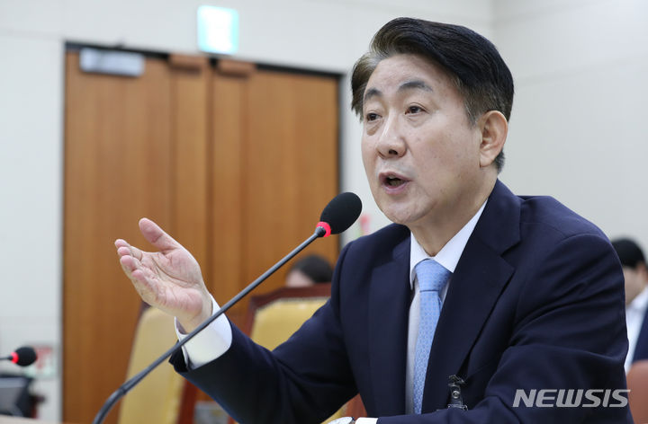 [서울=뉴시스] 전진환 기자 = 이동관 방송통신위원장 후보자가 18일 오전 서울 여의도 국회에서 열린 인사청문회에서 의원 질의에 답변하고 있다. 2023.08.18. amin2@newsis.com