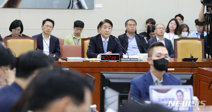 [서울=뉴시스] 전진환 기자 = 이동관 방송통신위원장 후보자가 18일 오전 서울 여의도 국회에서 열린 인사청문회에서 의원 질의에 답하고 있다 2023.08.18. amin2@newsis.com