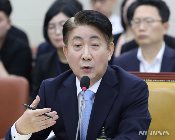 [서울=뉴시스] 전진환 기자 = 이동관 방송통신위원장 후보자가 지난 18일 오전 서울 여의도 국회에서 열린 인사청문회에서 의원 질의에 답하고 있다&nbsp; 2023.08.18. amin2@newsis.com