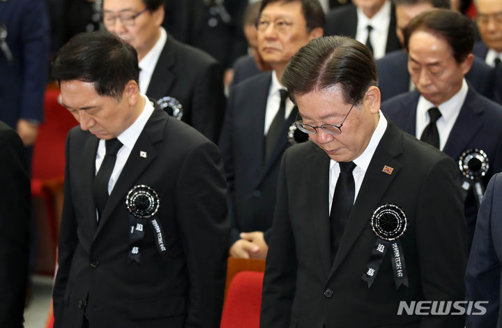 [서울=뉴시스] 고범준 기자 = 김기현 국민의힘 대표와 이재명 더불어민주당 대표가 18일 오전 서울 동작구 국립서울현충원 현충관에서 열린 김대중 대통령 서거 14주기 추도식에서 묵념하고 있다. 2023.08.18. bjko@newsis.com