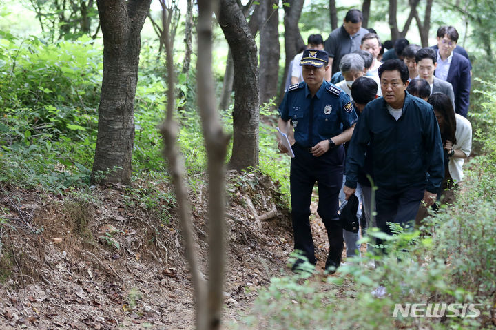 [서울=뉴시스] 정병혁 기자 = 오세훈 서울시장이 18일 서울 관악구 신림동의 한 산속 둘레길에서 발생한 성폭행 사건현장을 찾아 박민영 관악경찰서장으로부터 브리핑을 받고 있다. (공동취재사진) 2023.08.18. photo@newsis.com