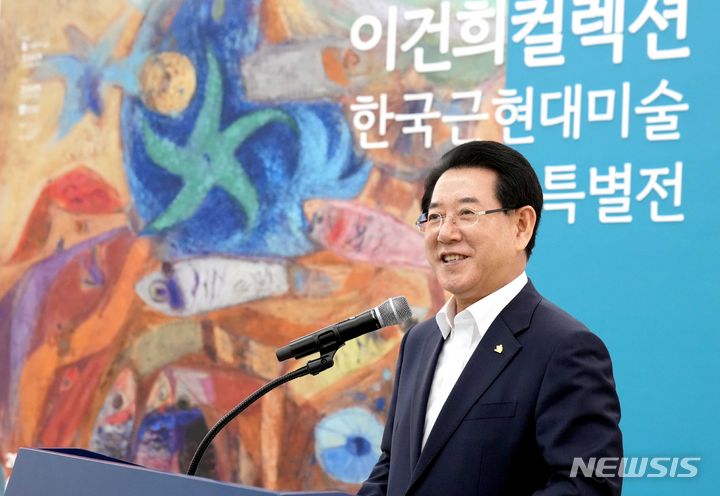 [광양=뉴시스] 이창우 기자=김영록 전남도지사가 18일 오후 광양시 전남도립미술관에서 개최된 이건희 컬렉션 오프닝 행사에서 인사말을 하고 있다. (사진=전남도 제공) 2023.08.18. photo@newsis.com